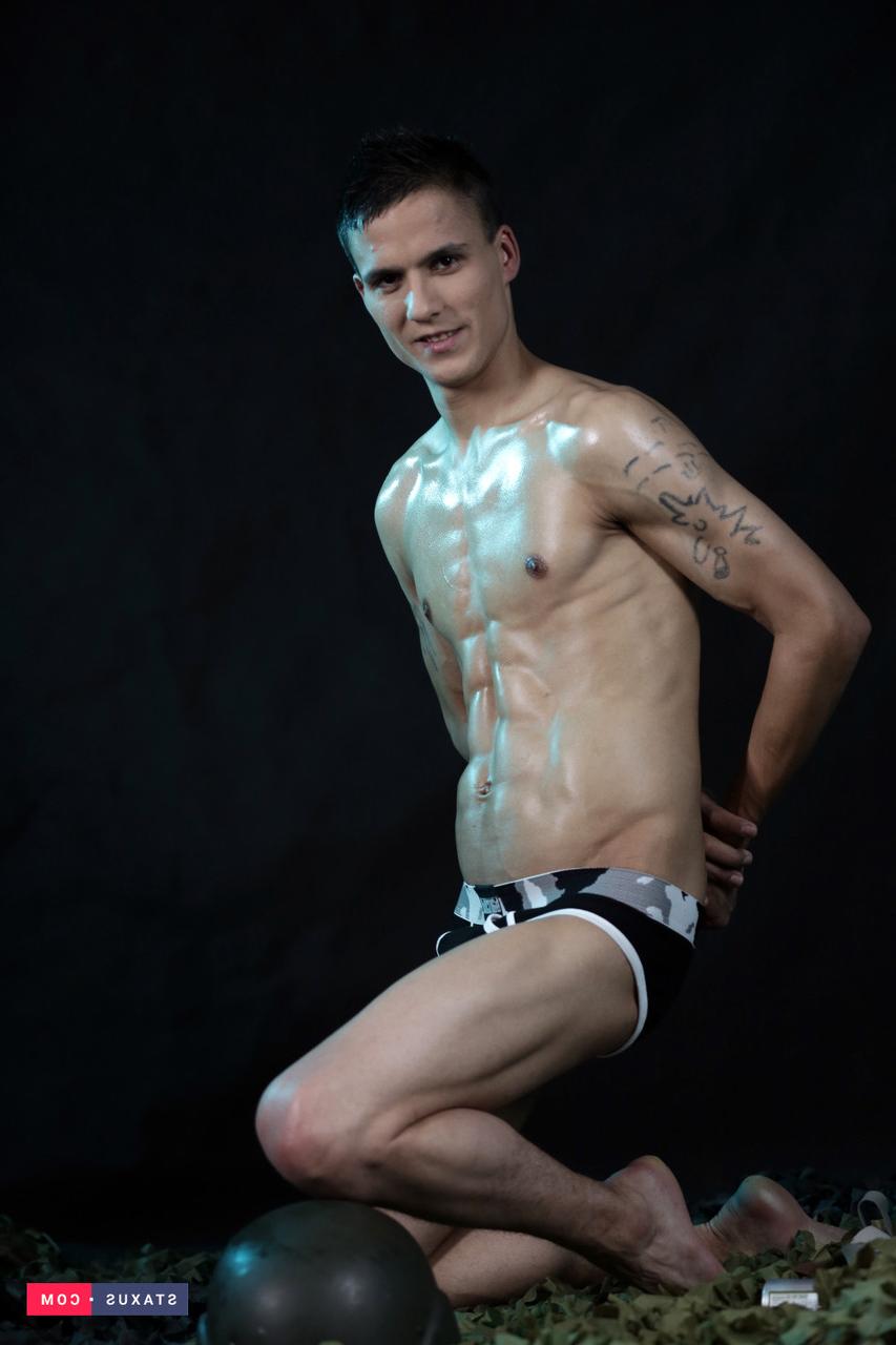 20P Los twinks flacos Xander Rex, Erik Franke y Timmy Treasure se montan un trío anal salvaje