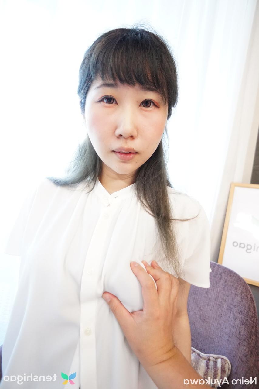 20P A gata japonesa Neiro Ayukawa mostra sua buceta cremosa de perto depois do sexo