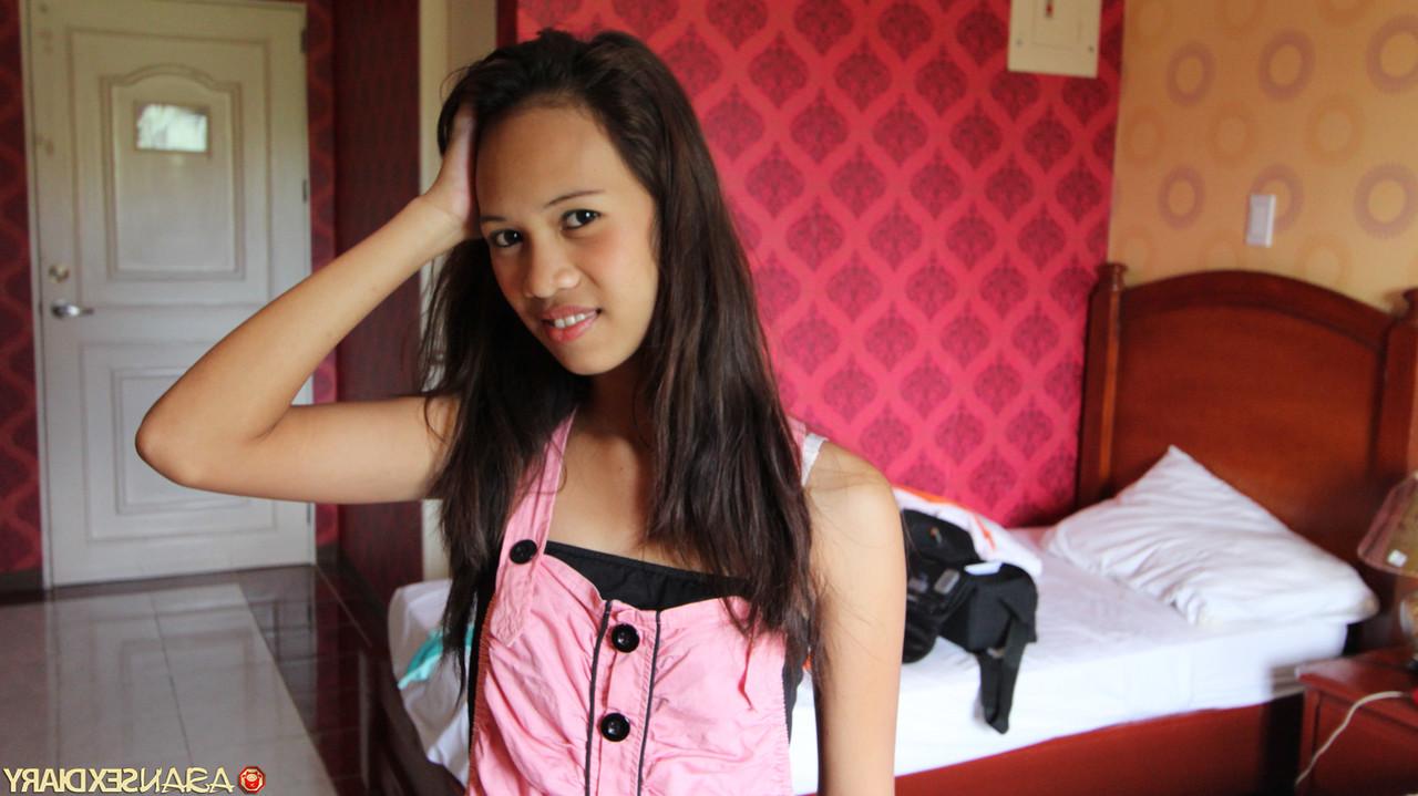 15P Linda adolescente filipina arrisca dinheiro enquanto agrada um turista sexual