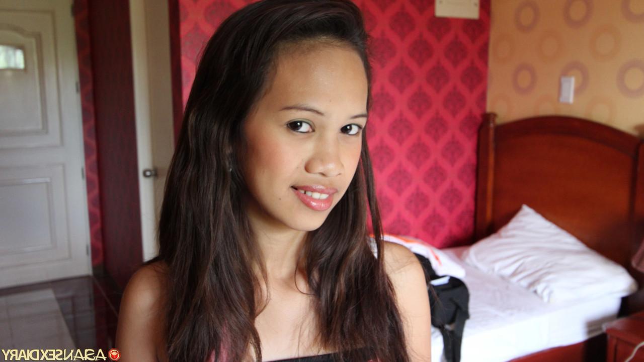15P Linda adolescente filipina arrisca dinheiro enquanto agrada um turista sexual