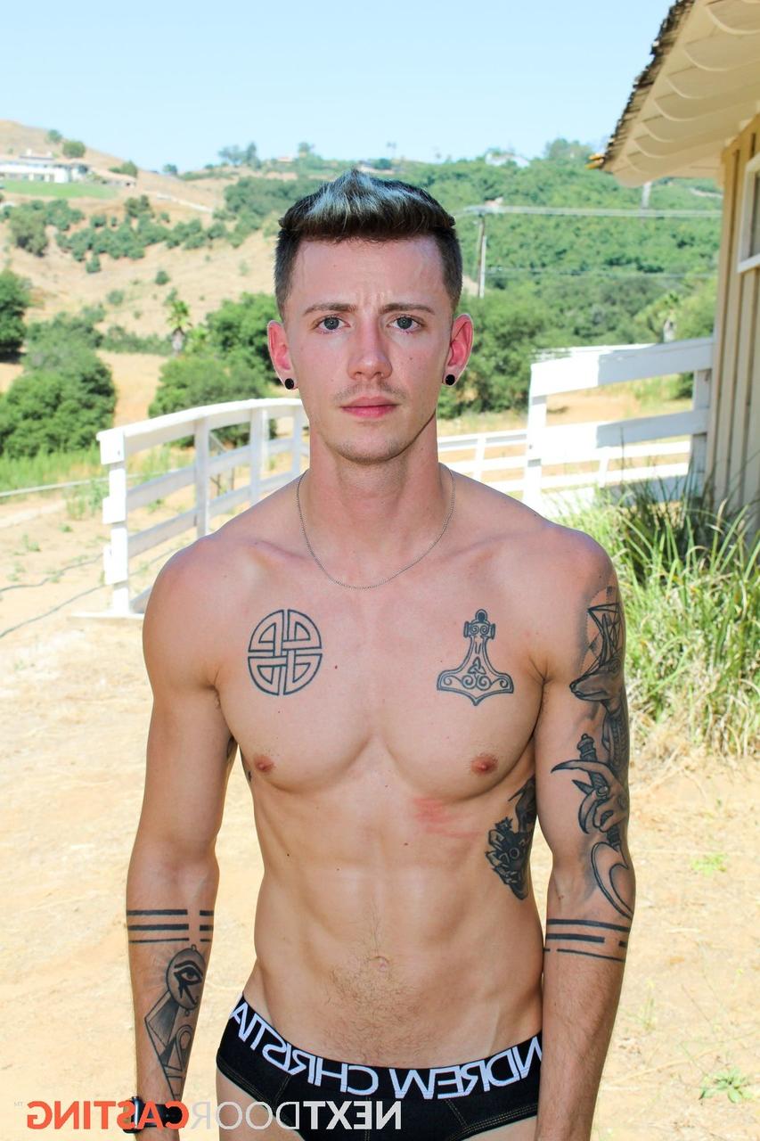 15P Dante Foxx gay com tinta mostra seu pau duro e se masturba no sofá