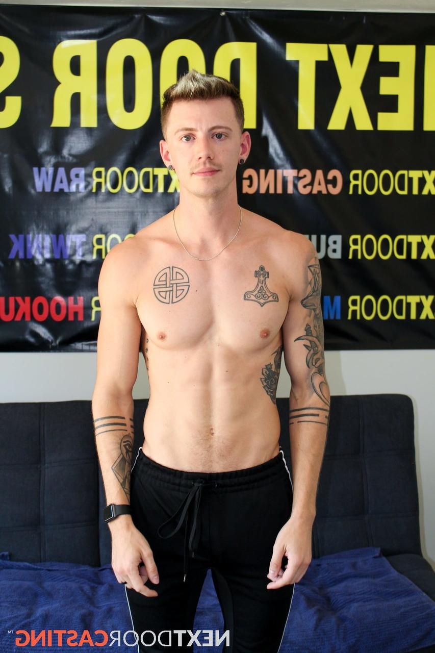 15P Dante Foxx gay com tinta mostra seu pau duro e se masturba no sofá