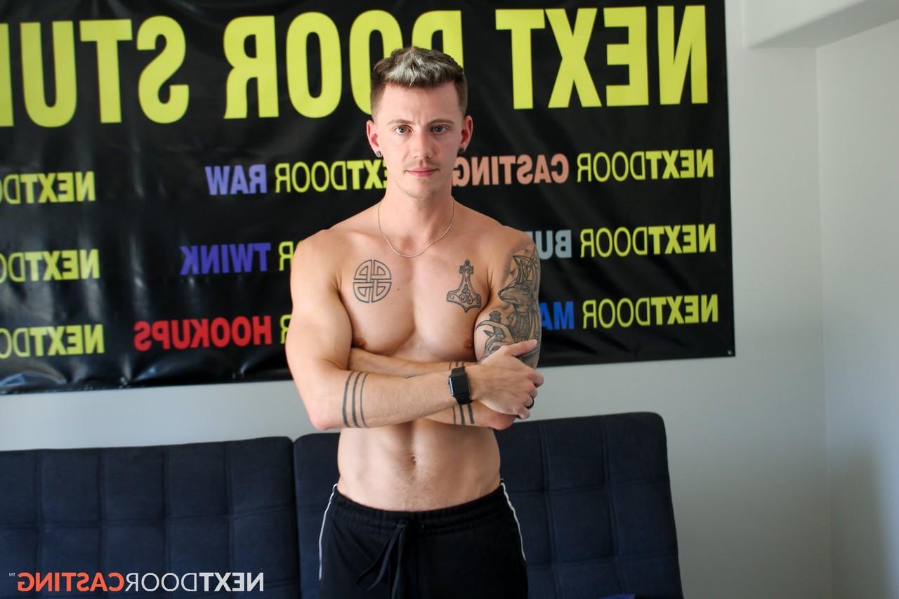 15P Dante Foxx gay com tinta mostra seu pau duro e se masturba no sofá