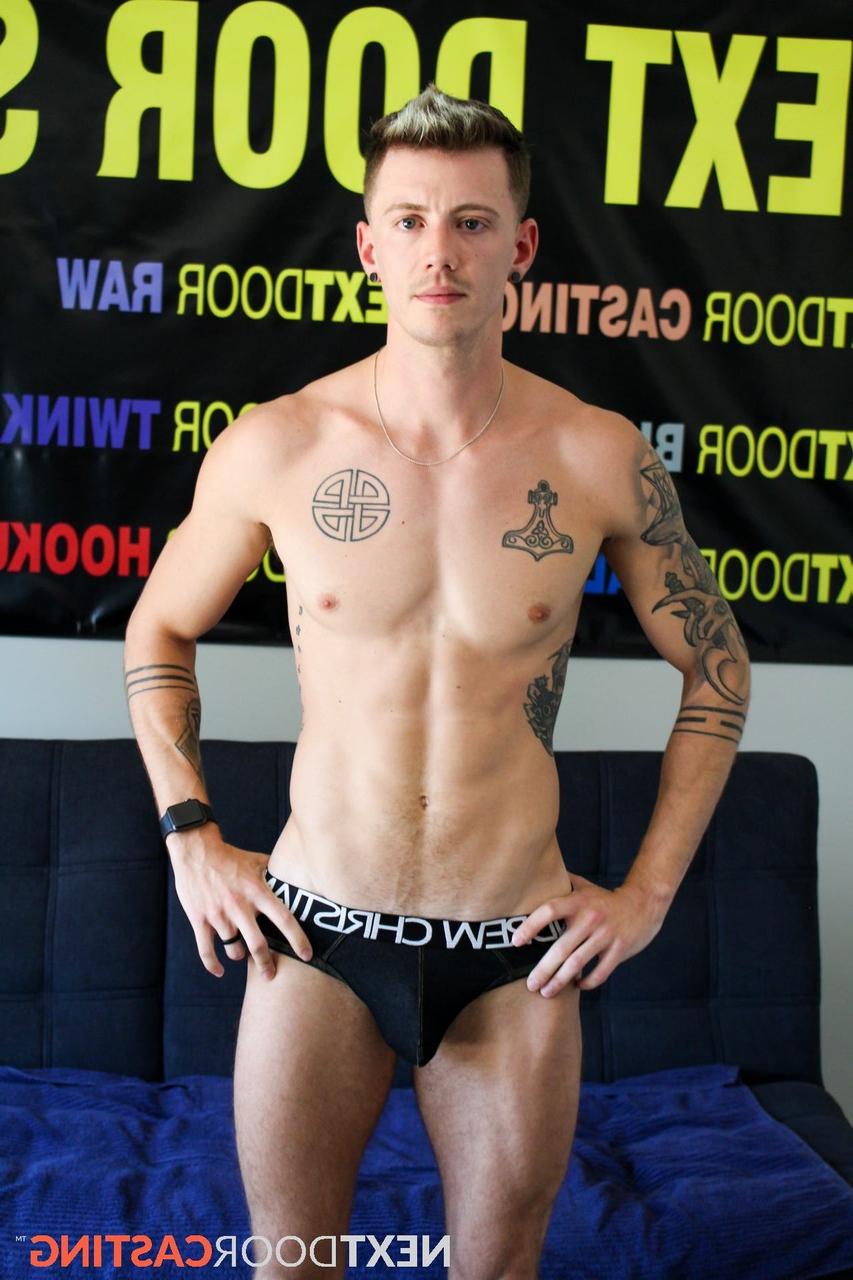 15P Dante Foxx gay com tinta mostra seu pau duro e se masturba no sofá