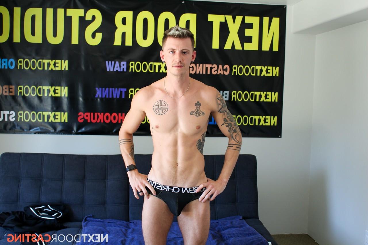15P Dante Foxx gay com tinta mostra seu pau duro e se masturba no sofá