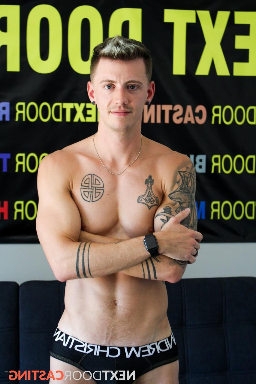 15P Dante Foxx gay com tinta mostra seu pau duro e se masturba no sofá