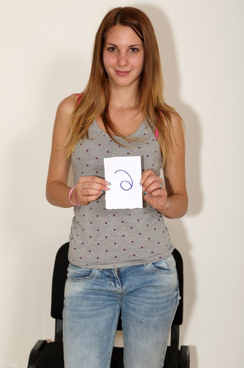 20P La joven húngara amateur Candy Sweet se desnuda y posa en un casting