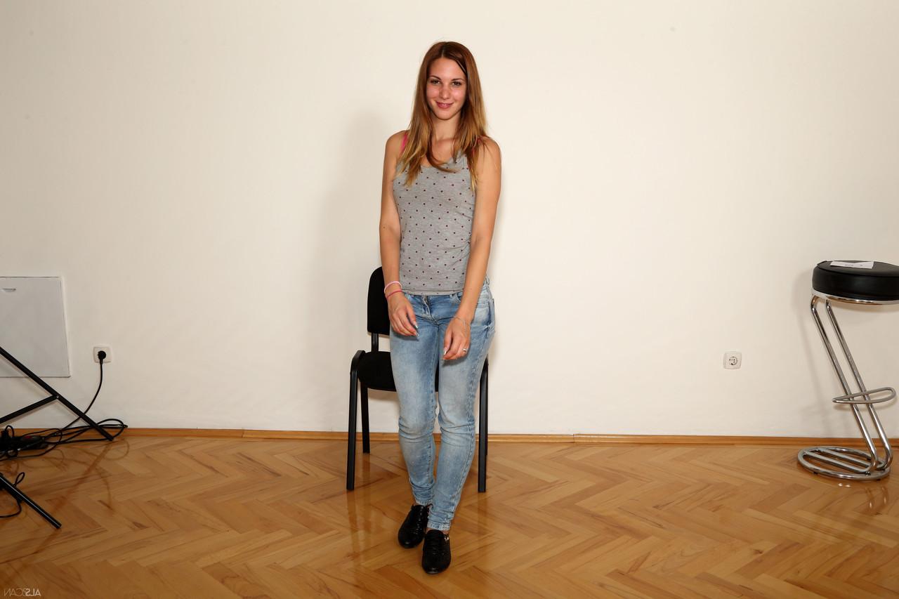 20P La joven húngara amateur Candy Sweet se desnuda y posa en un casting