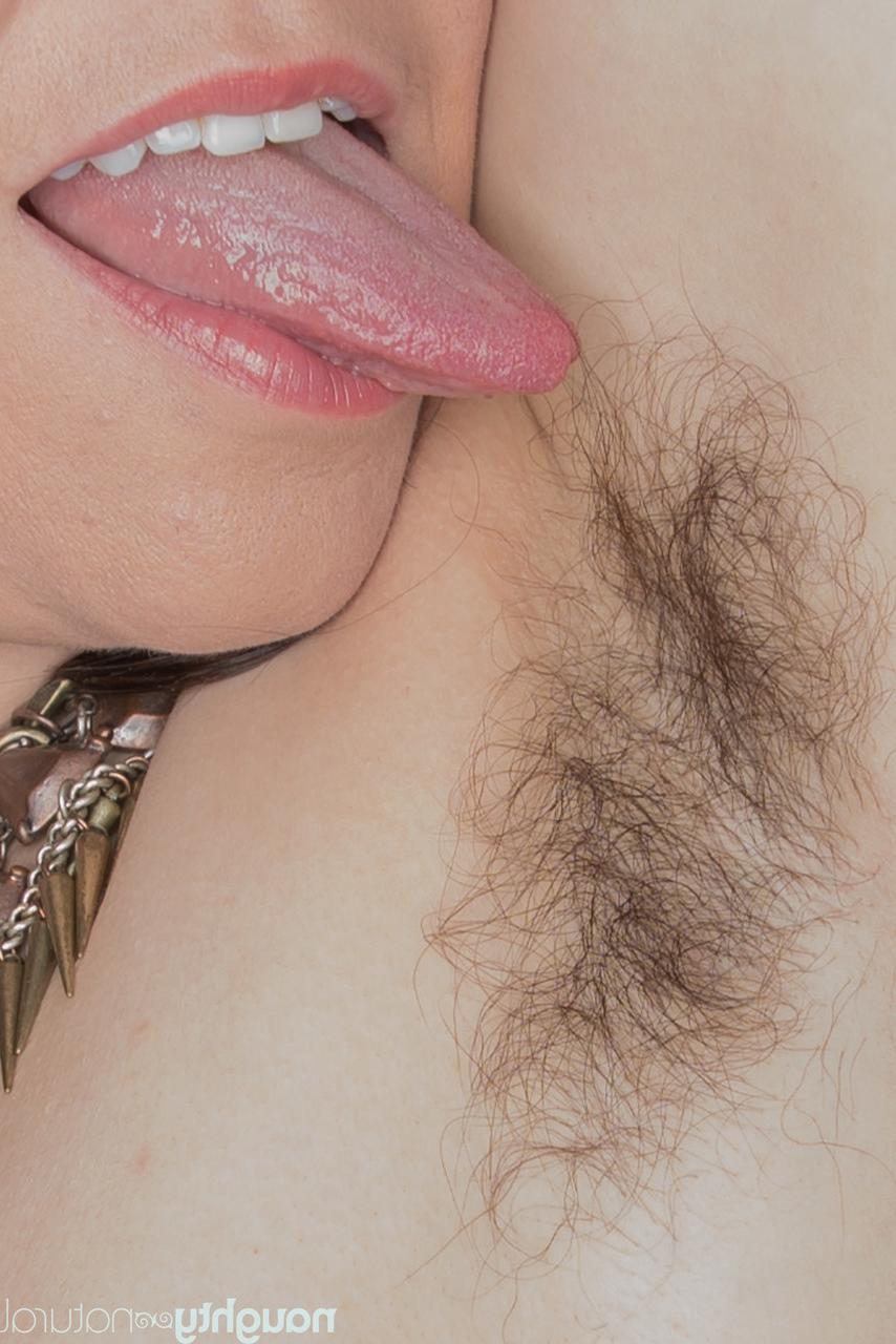 20P La peluda amateur Nikki Silver jugando con sus bolas agitadas después de un striptease sexy