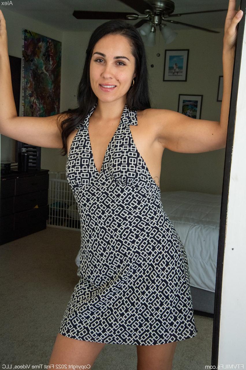 20P MILF amateur mignonne en lingerie chaude Alex se masturbe et baise en POV