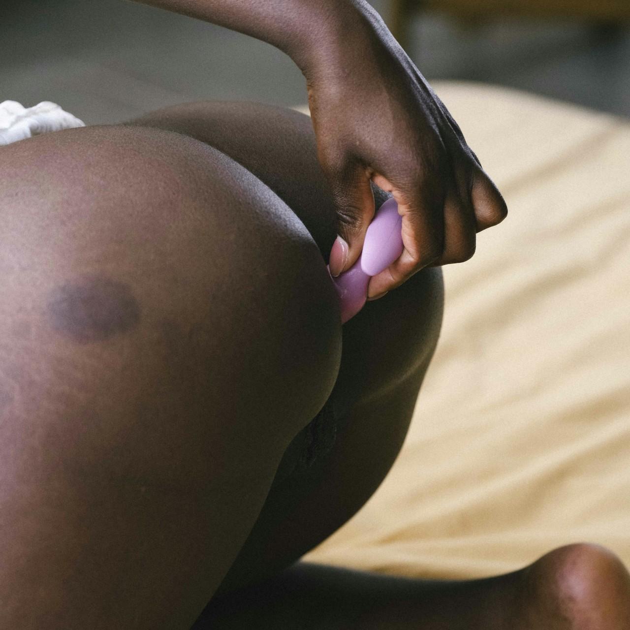 9P La cachonda keniana Zaawaadi se masturba con su juguete sexual en un sensual solo
