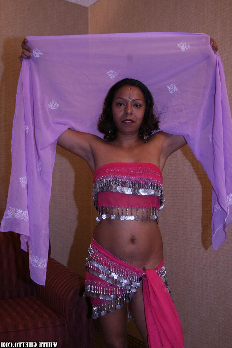 19P A gata indiana Sita tem belos seios naturais quando tira a roupa tradicional