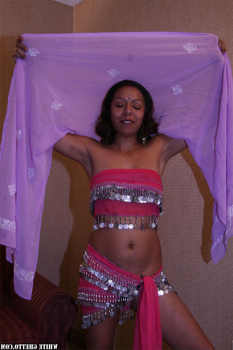 19P A gata indiana Sita tem belos seios naturais quando tira a roupa tradicional