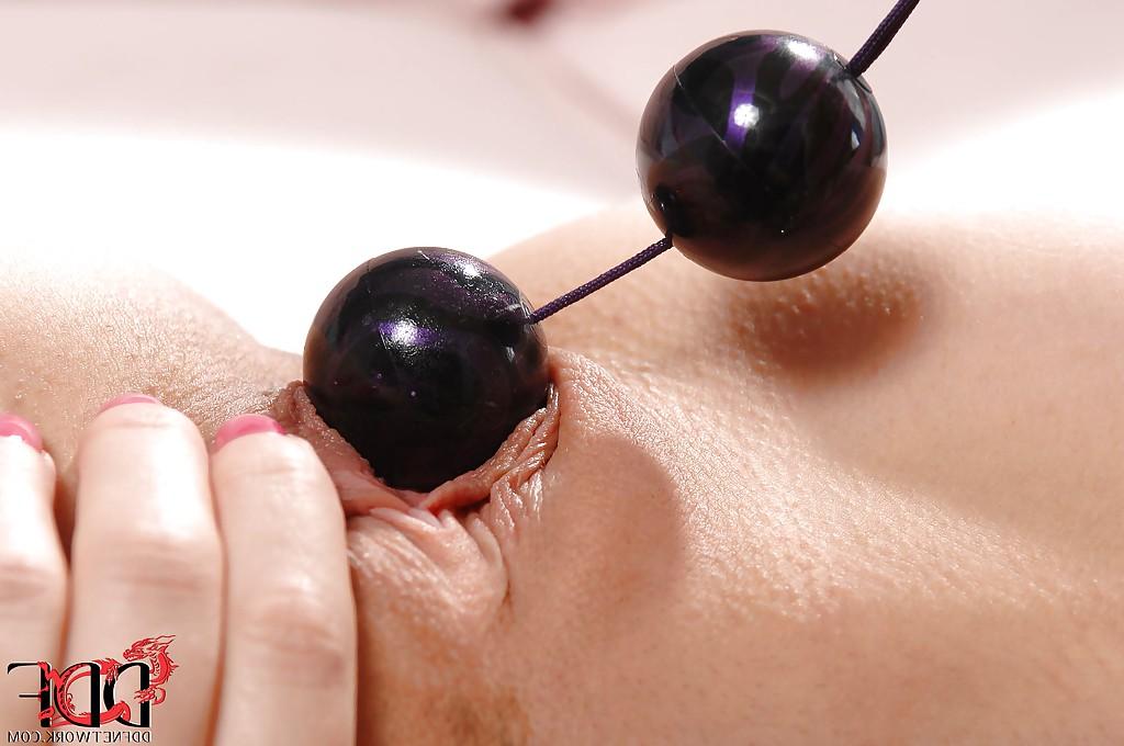 16P Une blonde sexy sur des talons hauts jouant avec son trou de gloire taillé.
