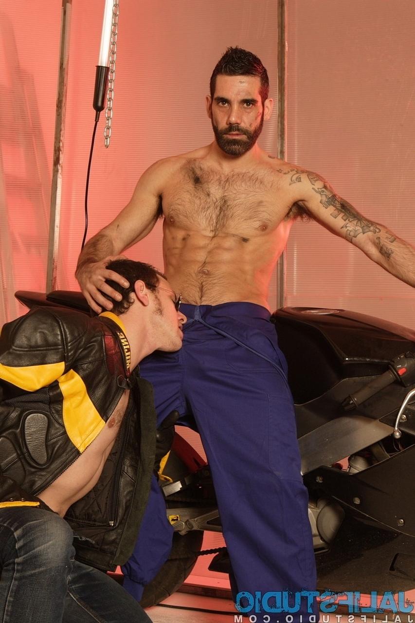 20P Os motociclistas gays excitados David Torres e Tony Duque dão prazer oral um ao outro