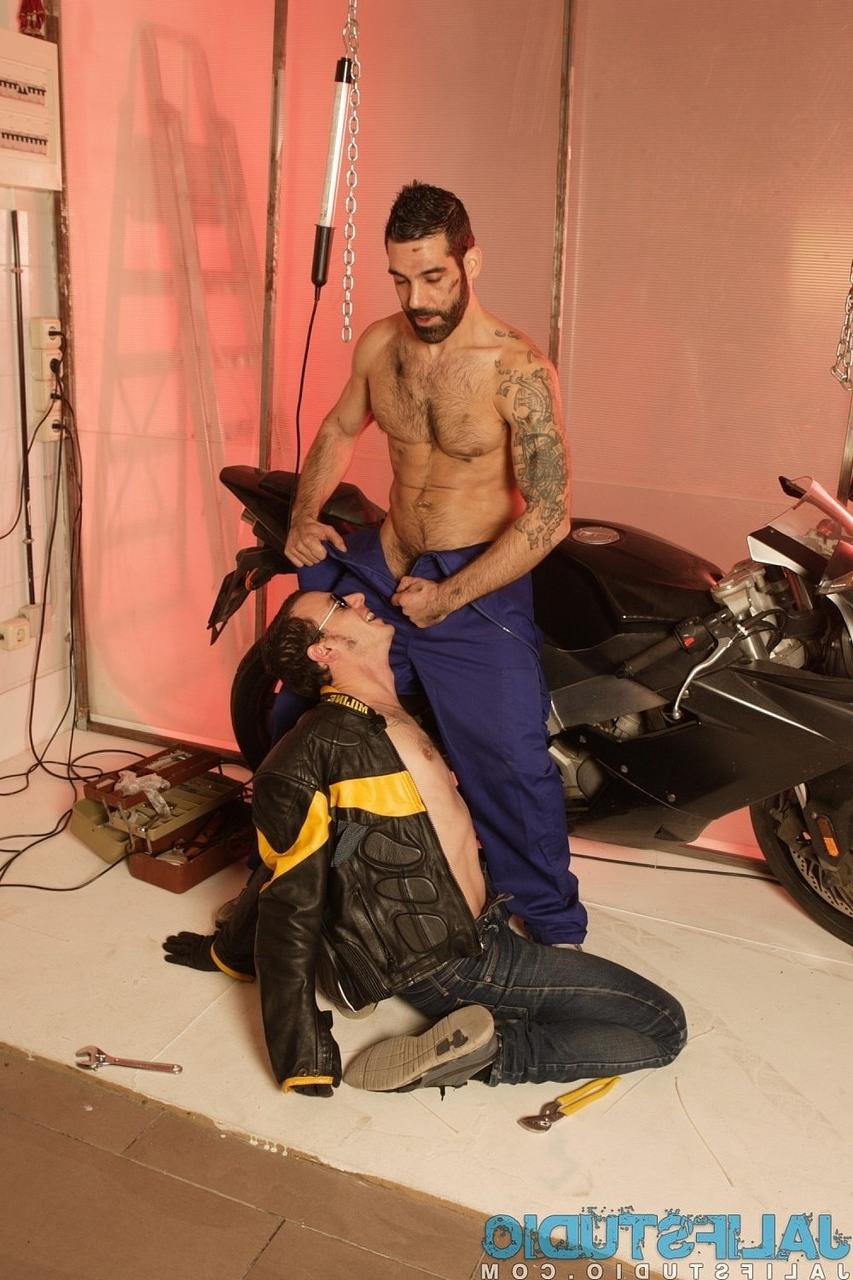 20P Os motociclistas gays excitados David Torres e Tony Duque dão prazer oral um ao outro