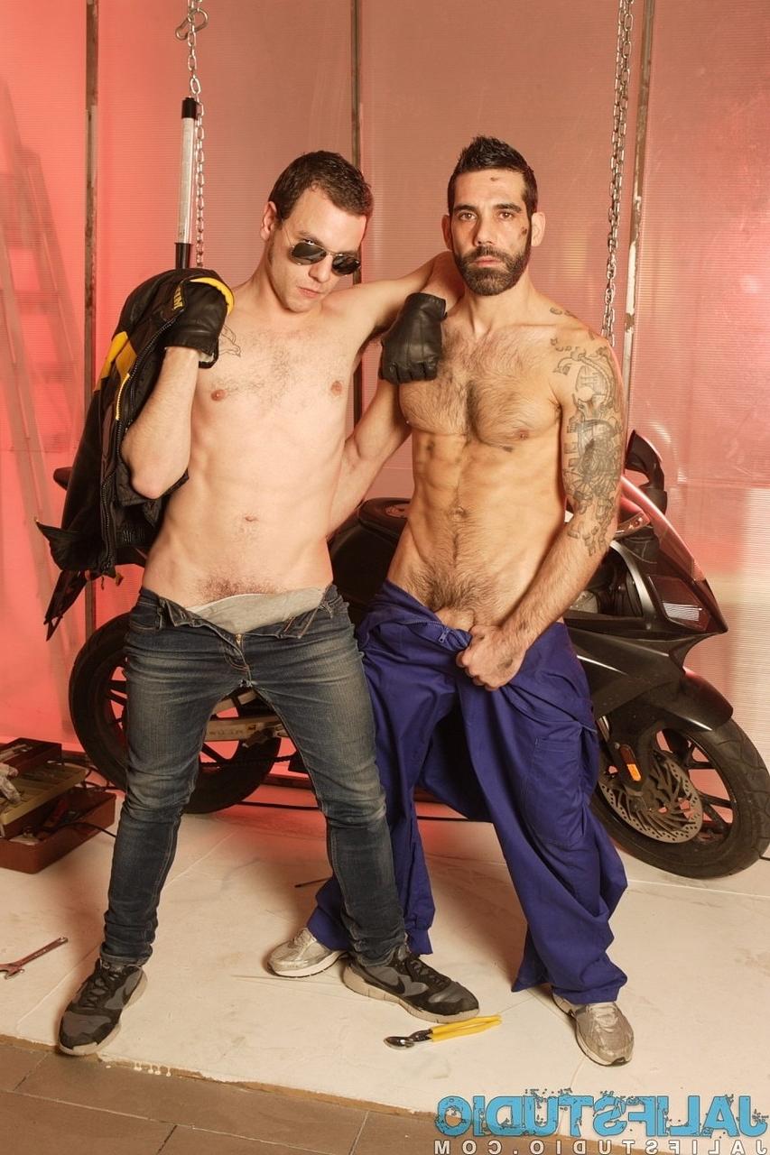 20P Os motociclistas gays excitados David Torres e Tony Duque dão prazer oral um ao outro