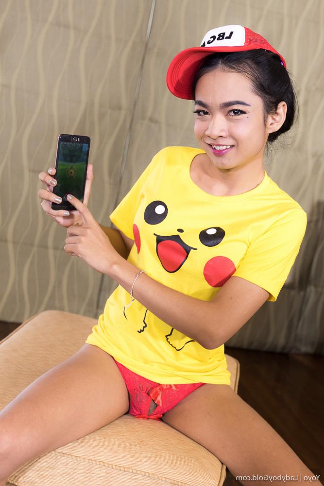 16P Ladyboy Gold estrelado por Yoyo fotos de sexo