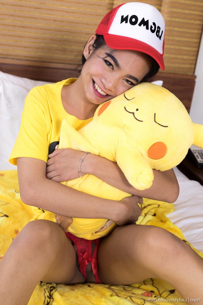 16P Ladyboy Gold estrelado por Yoyo fotos de sexo