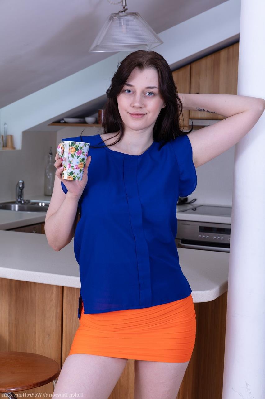 20P A morena amadora Helen Dawson tira e espalha sua boceta peluda na cozinha