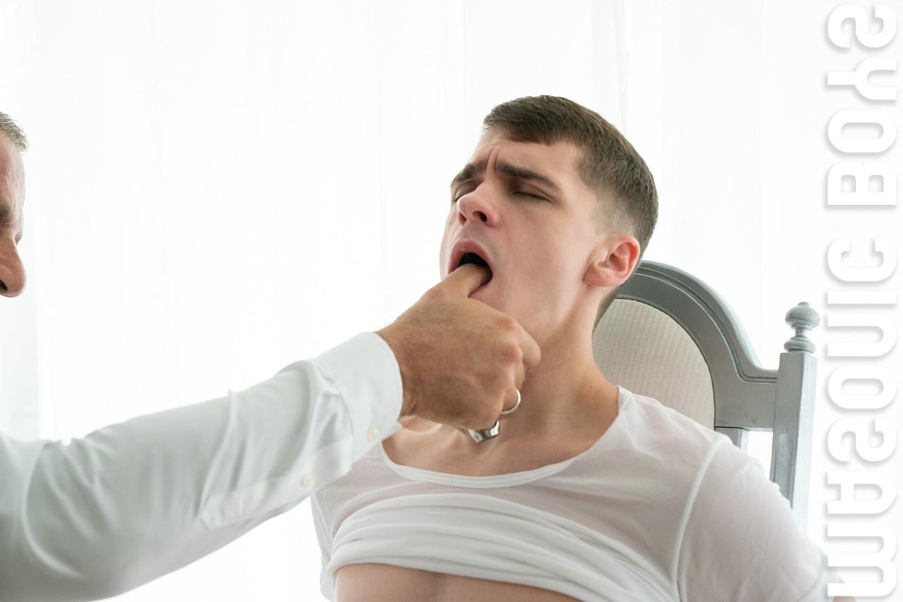 20P Twink Ryan wird an einen Stuhl gefesselt, bevor er von Master Kamp einen Handjob bekommt