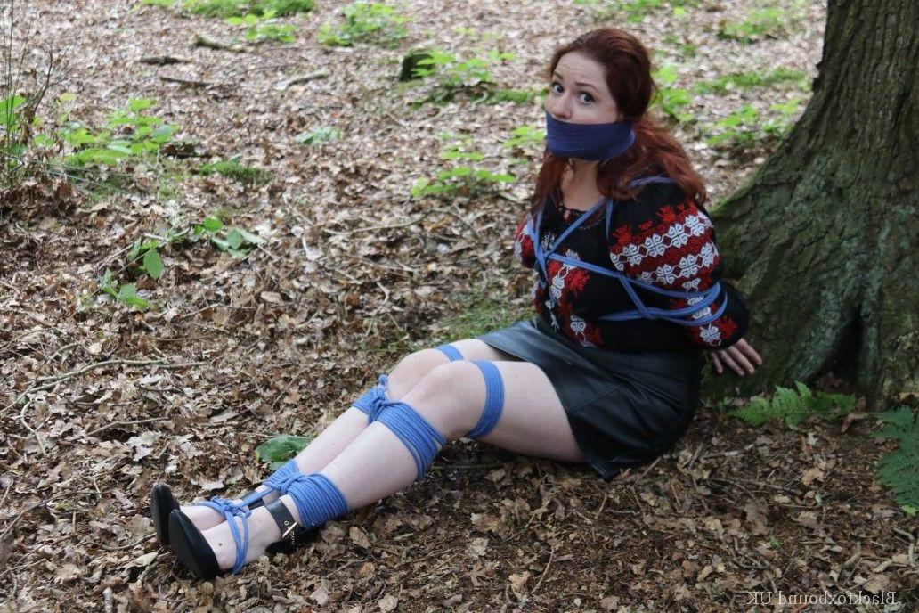 16P 青白い赤毛が木の下で服を着たまま縛られながら猿ぐつわで黙らせられる