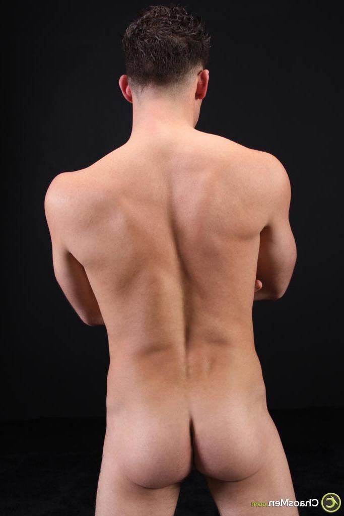 20P Le joli modèle gay Carsten se débarrasse de ses vêtements et montre son corps et sa bite chauds
