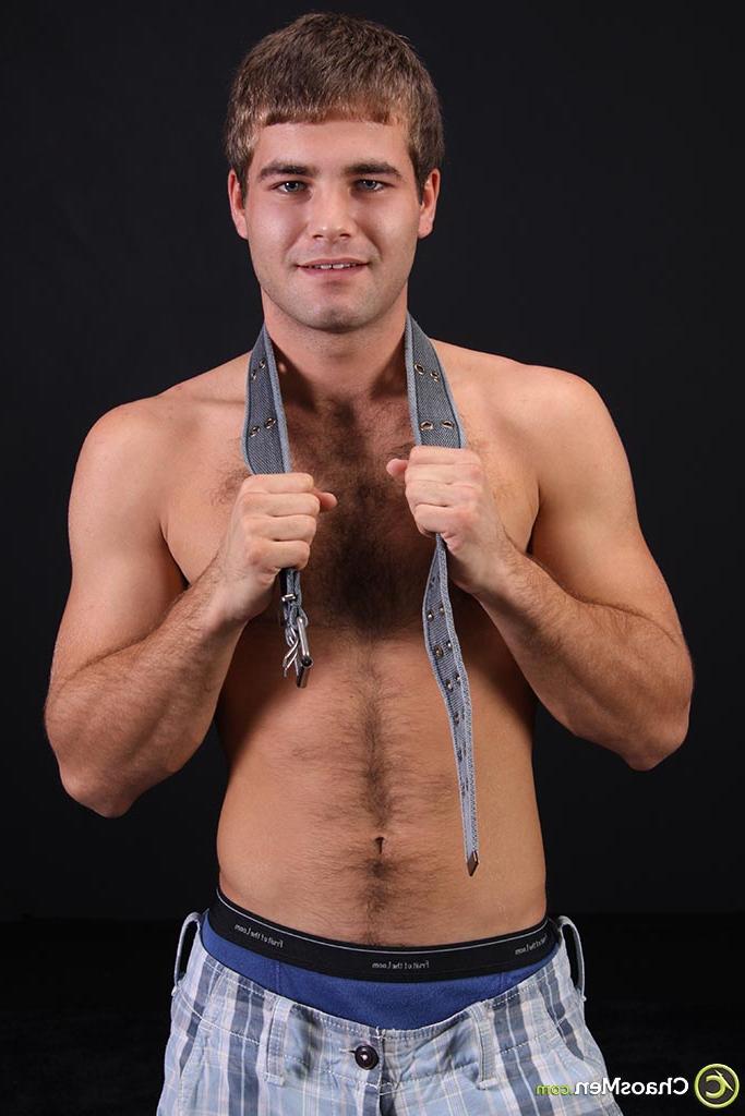 20P Jamie, un jeune gay poilu, enlève ses vêtements et exhibe sa grosse bite en solo