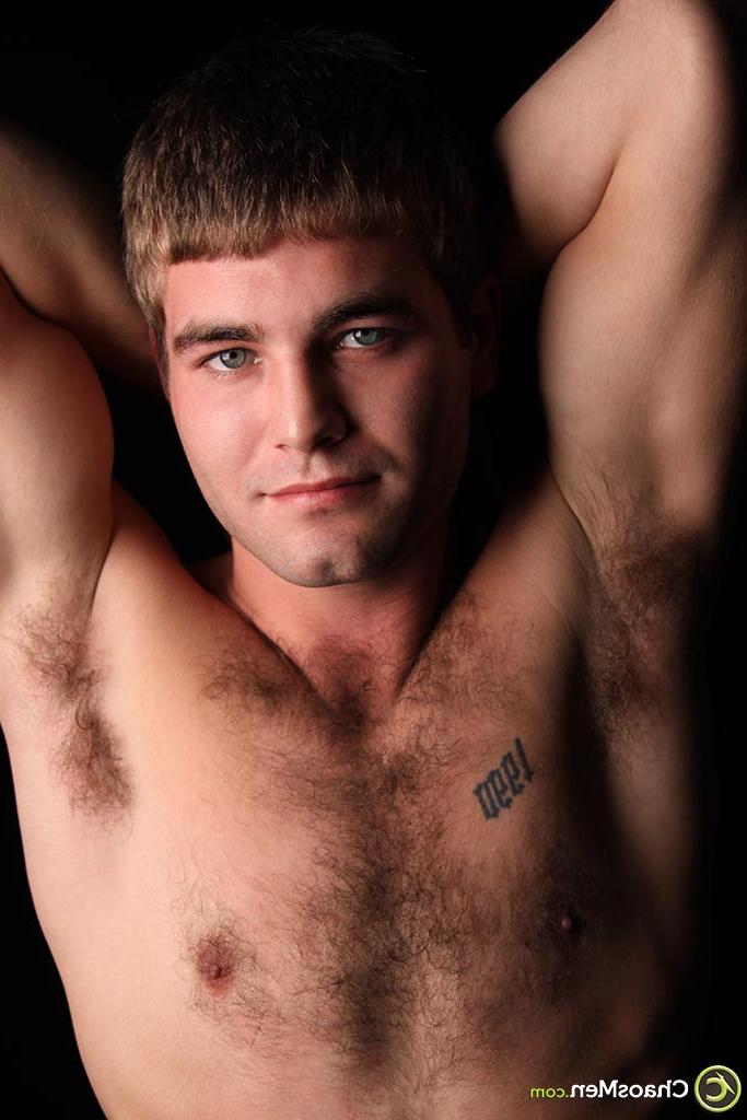 20P Jamie, un jeune gay poilu, enlève ses vêtements et exhibe sa grosse bite en solo