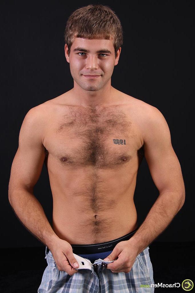 20P Jamie, un jeune gay poilu, enlève ses vêtements et exhibe sa grosse bite en solo