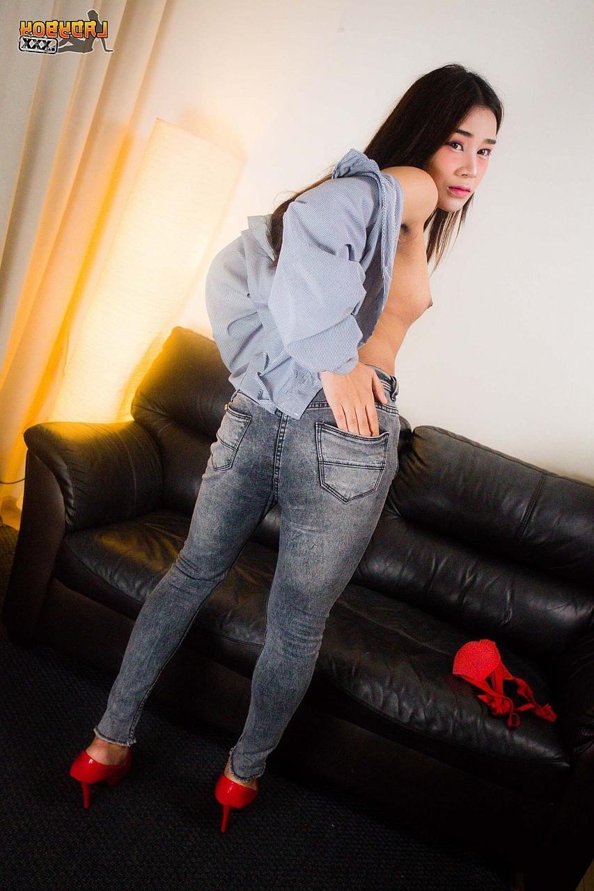 16P La transexual asiática Meny muestra su gran polla en un striptease sexy