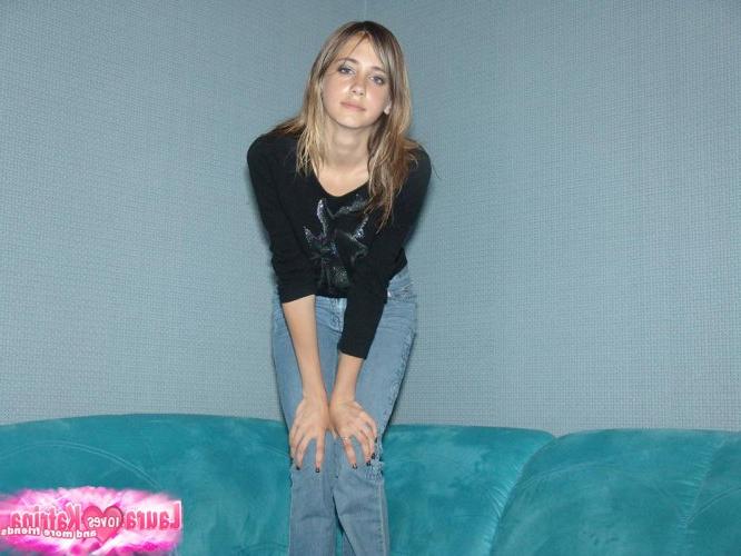15P Junges weißes Mädchen entblößt ihre kleinen Brüste, bevor sie ausgebleichte Jeans auszieht