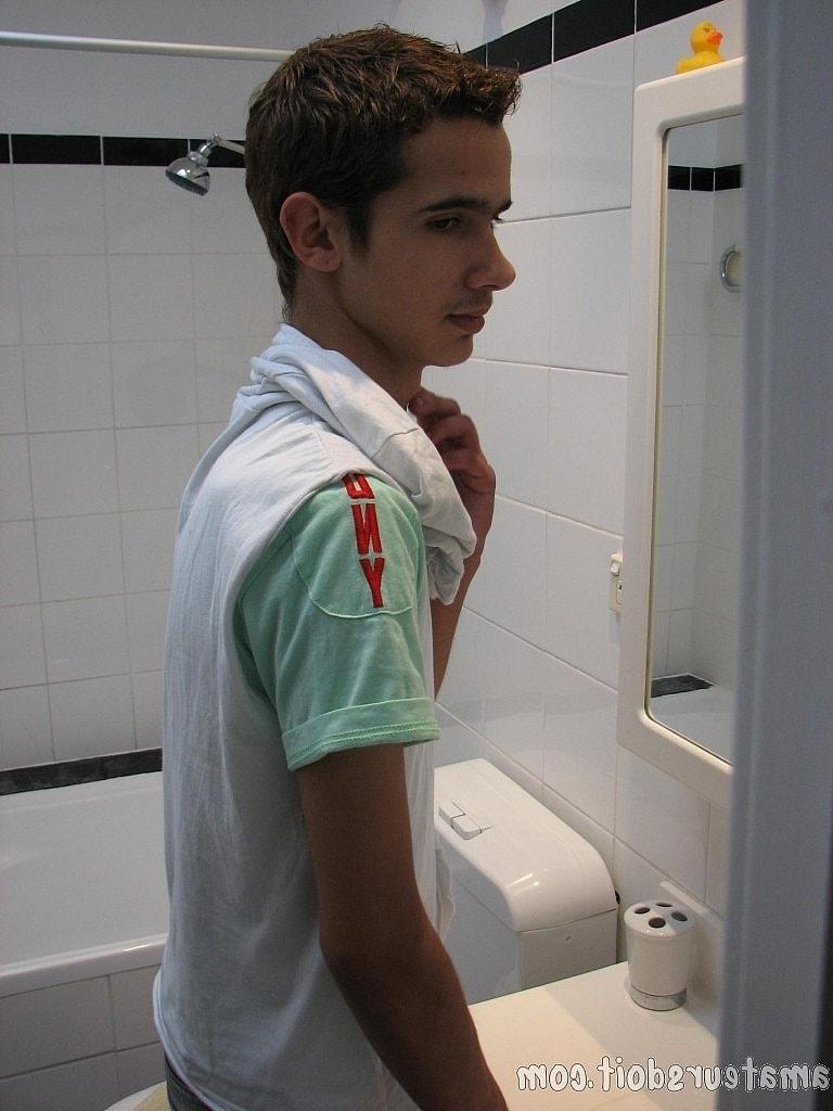 20P O fofo gay magro Lucas Lust masturba seu tesão gordo e goza em si mesmo