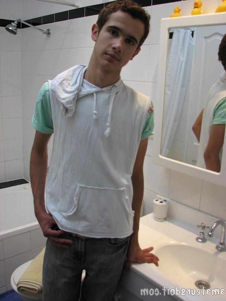 20P O fofo gay magro Lucas Lust masturba seu tesão gordo e goza em si mesmo