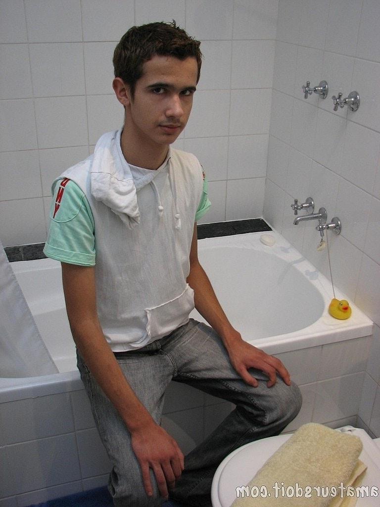 20P O fofo gay magro Lucas Lust masturba seu tesão gordo e goza em si mesmo