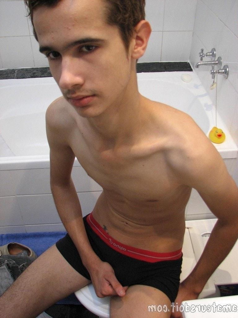 20P O fofo gay magro Lucas Lust masturba seu tesão gordo e goza em si mesmo