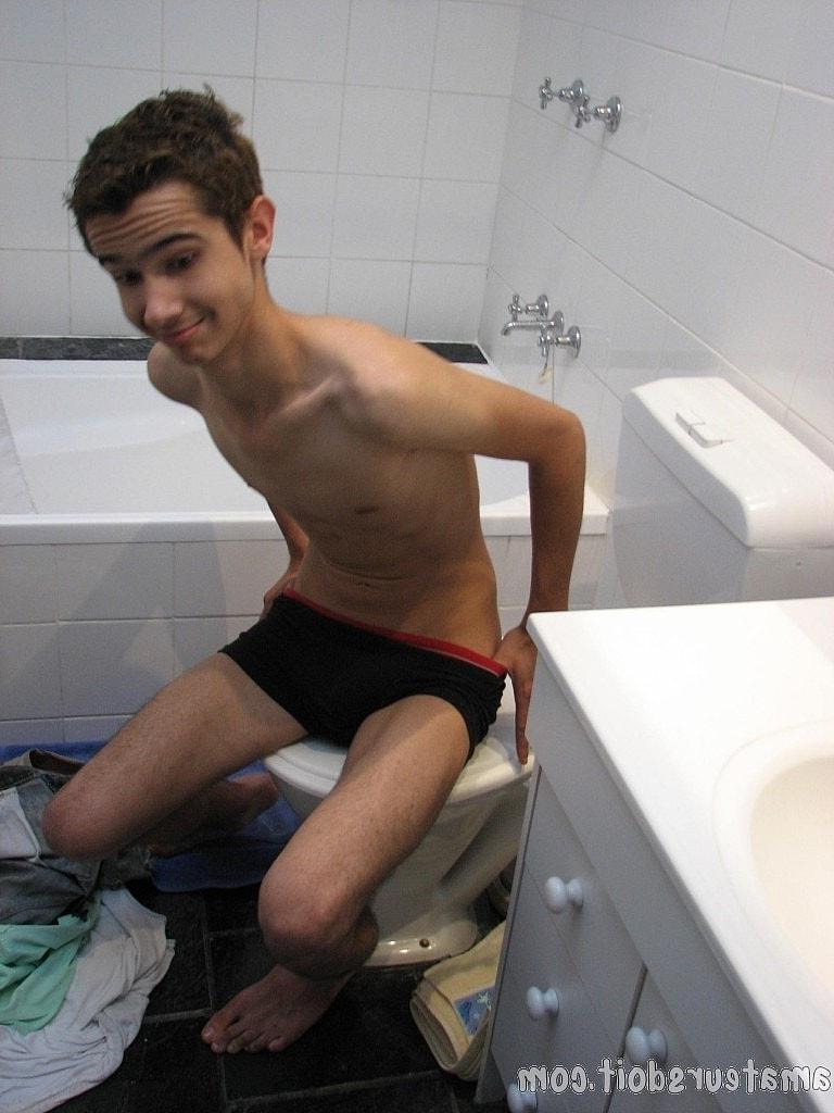 20P O fofo gay magro Lucas Lust masturba seu tesão gordo e goza em si mesmo