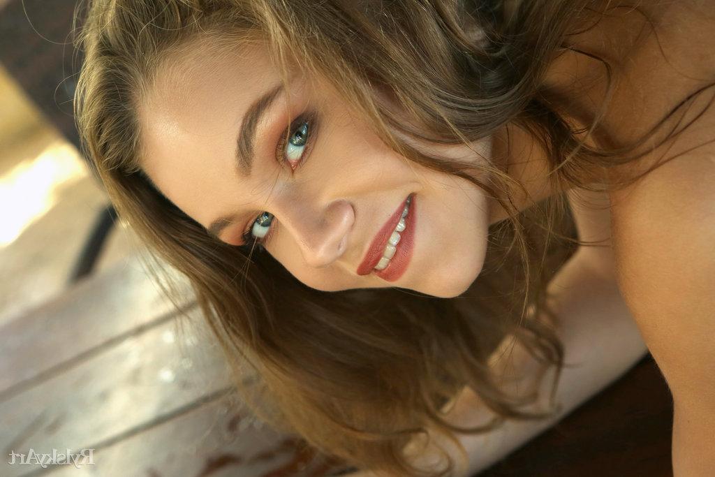 16P Die süße Teenagerin Alisa Lisa zeigt nackt auf einem Holztisch ihre Flexibilität