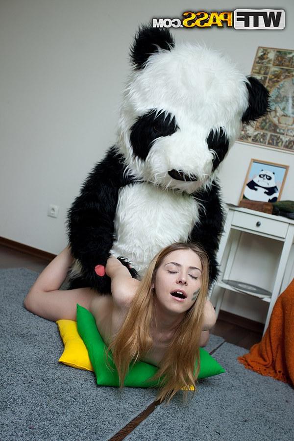 16P L'adolescente maigre Kris a des relations sexuelles avec un panda tout en portant des chaussettes.