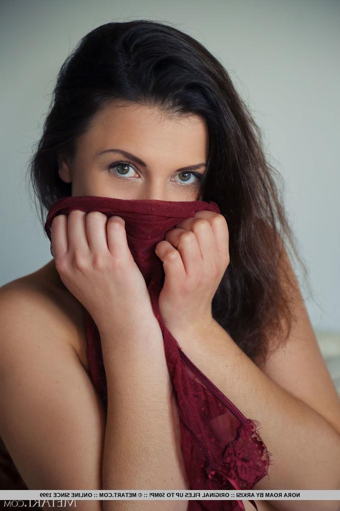 18P La hermosa joven morena Nora Roam se quita la lencería para posar desnuda