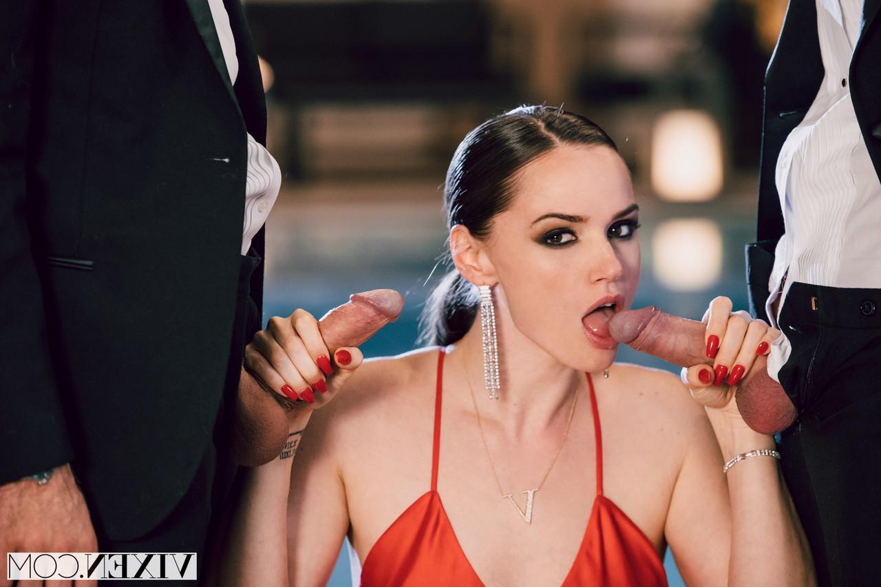 20P La renarde brune Tori Black aime le sexe en levrette dans un trio FMM sauvage.