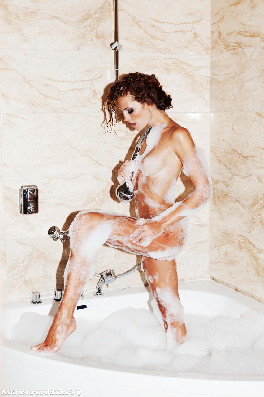 17P Empregadas morenas da Playboy mostram seus peitos e bundas naturais no quarto do hotel