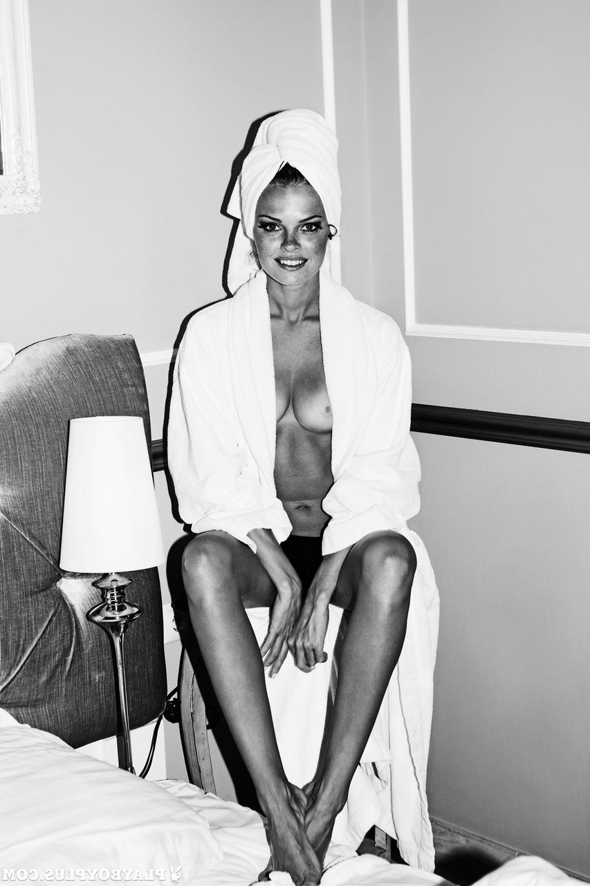 17P Empregadas morenas da Playboy mostram seus peitos e bundas naturais no quarto do hotel