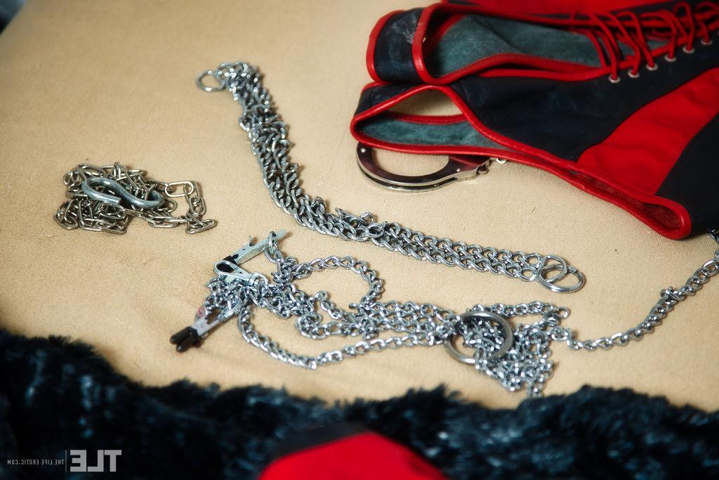 16P A adolescente loira Dido consola sua buceta raspada enquanto usa meias sexy