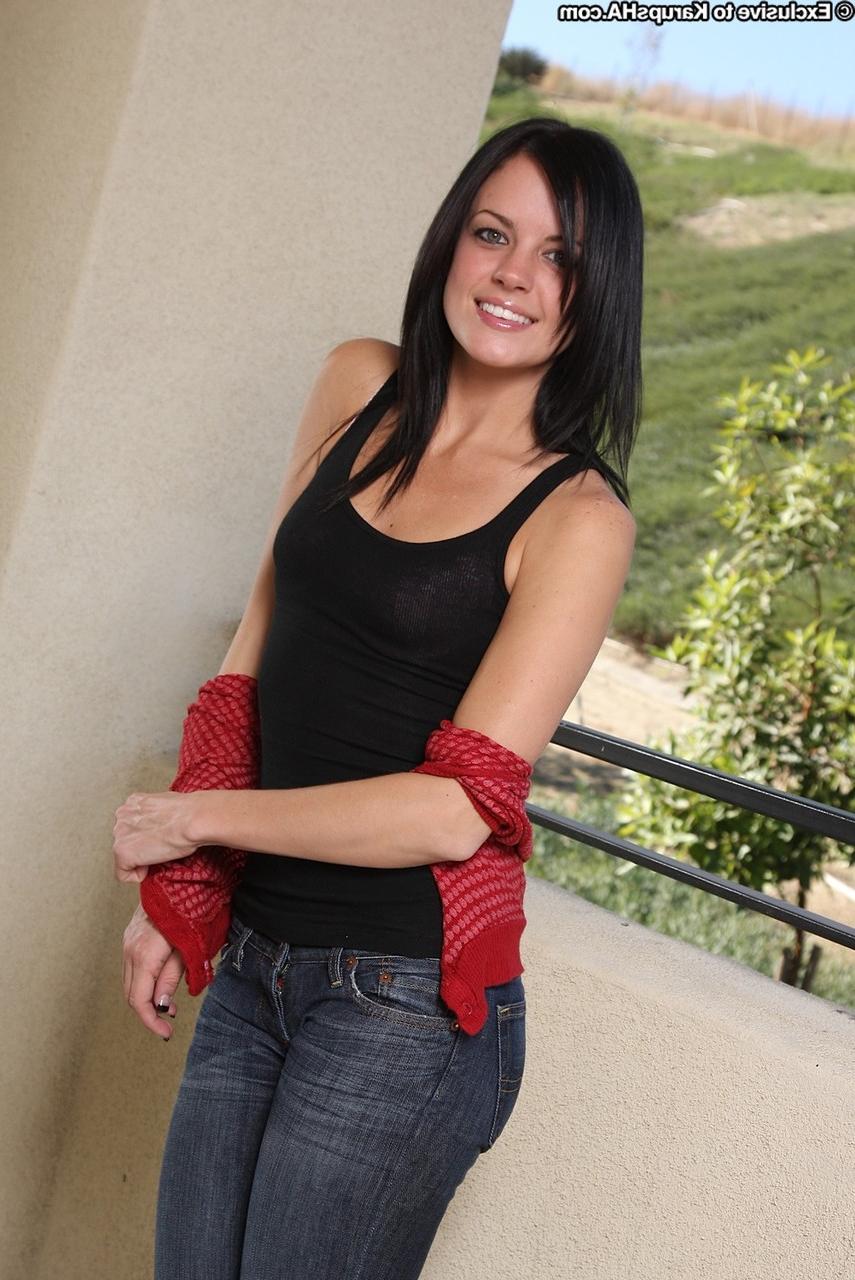 20P A morena sexy Stephanie Sage fica nua e espalha sua buceta gostosa de perto