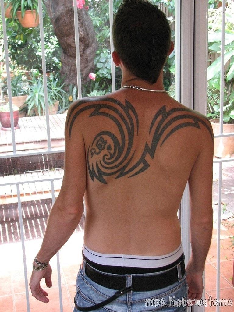 20P El gay amateur tatuado Cameron Catcher se quita los vaqueros y se masturba