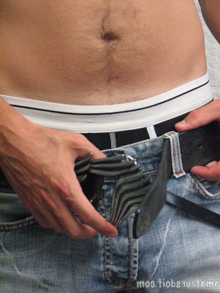 20P El gay amateur tatuado Cameron Catcher se quita los vaqueros y se masturba
