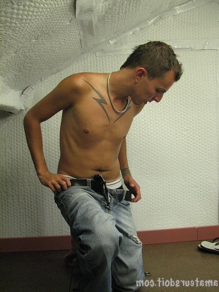 20P El gay amateur tatuado Cameron Catcher se quita los vaqueros y se masturba