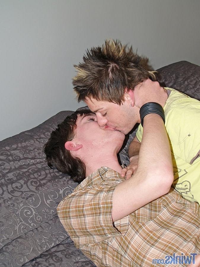 20P Horny twinks Brad D and Tristian B French kiss and enjoy intense oral sex