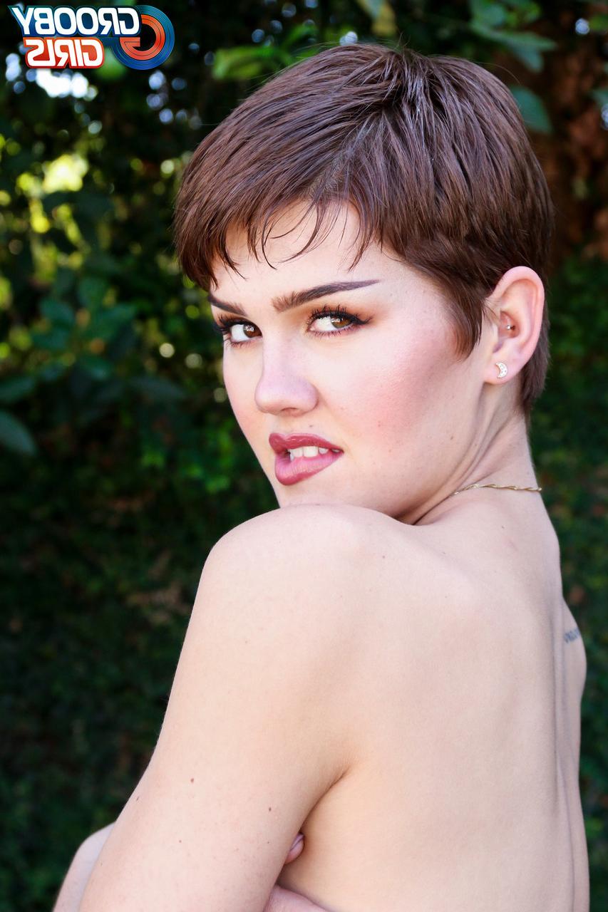 16P A travesti gostosa Daisy Taylor mostra seu pau duro e seu ânus lambível ao ar livre